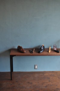 アイアン脚の飾りテーブル