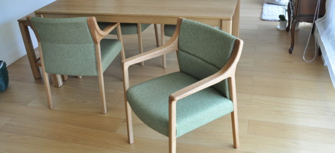 アームが特徴的な緑の椅子